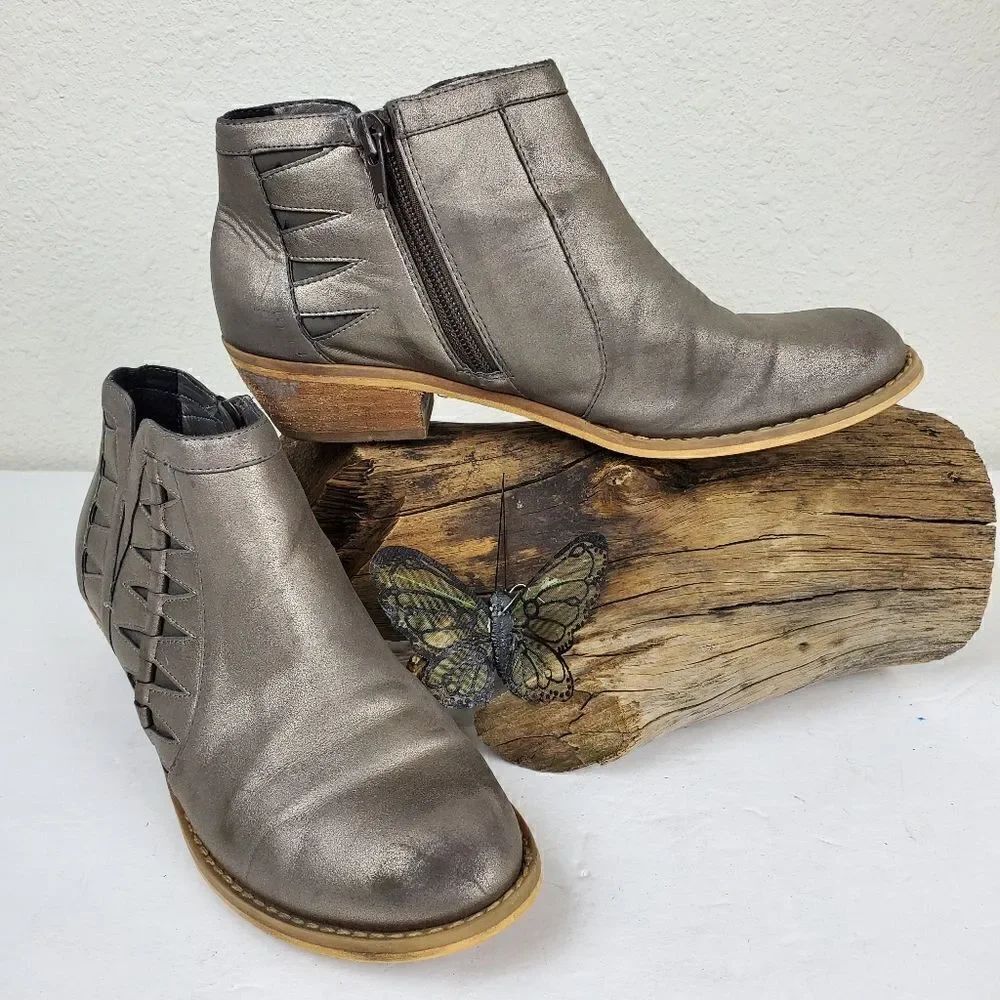 Tucker + tate metallic geometric zip up booties